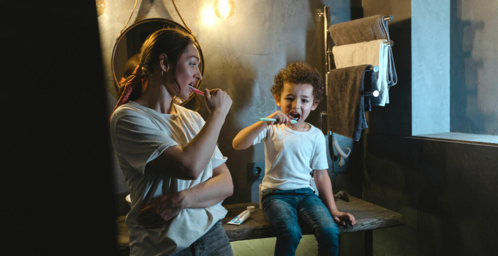 Gewohnheiten Mutter Kind Zähne putzen